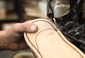 Этап производства обуви Loake