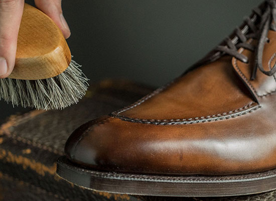 Нанесение крема для обуви