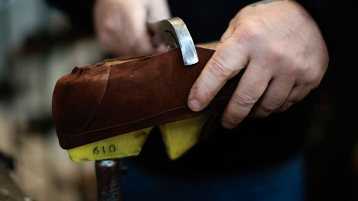 Этапы производства обуви Loake натягивание на колодку