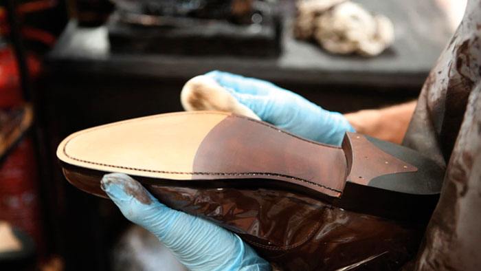 Этапы производства обуви Loake окрашивание подошвы