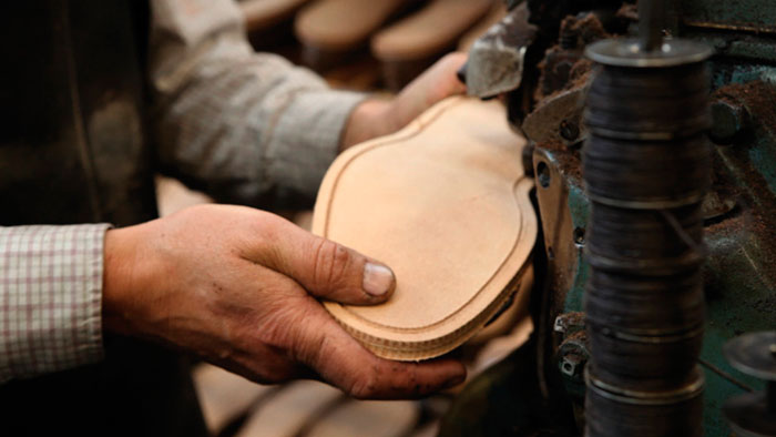 Этапы производства обуви Loake пришивание подошвы