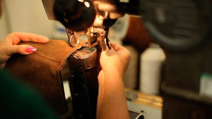 Этапы производства обуви Loake сшивание кожи